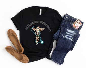 Chemise d’étudiant en soins infirmiers, cadeaux d’étudiant en soins infirmiers, étudiant en soins infirmiers hoodies, future infirmière, étudiant en soins infirmiers Tshirt Future Nurse