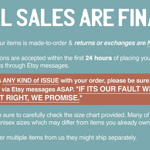 Pu&ograve; includere: Uno sfondo blu-verde con testo bianco che recita "ALL SALES ARE FINAL". Sotto il testo ci sono cinque punti elenco con informazioni su resi, cancellazioni e problemi con gli ordini. Il testo recita: "Ogni nostro articolo &egrave; realizzato su ordinazione e resi o cambi non sono accettati."