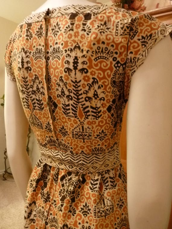 Super Flattering Vintage 60's Print Tiki Dress wi… - image 4