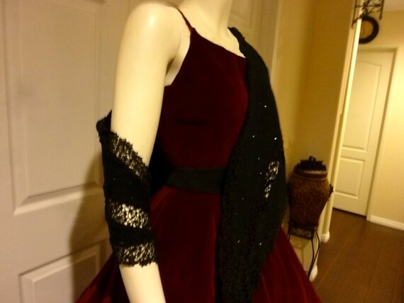 Lovely Vintage Lace trimmed Wrap/ Shawl for 30's,
