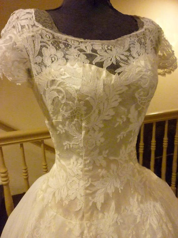 Lovely Vintage 1950's lace and Chiffon Wedding Go… - image 2