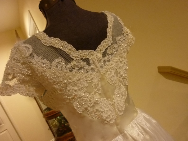 Vintage 1970/'s Princess Style Wedding ball Gown Exquisite Lace and beaded Scalloped Hem