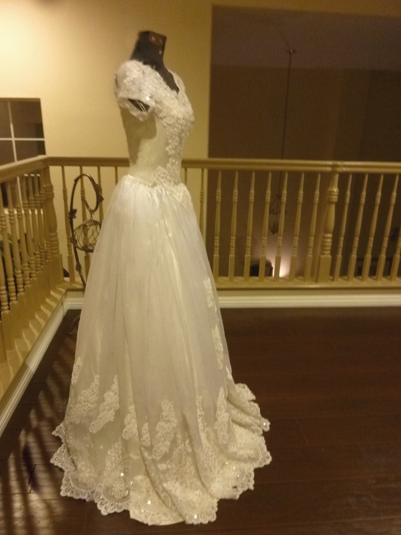 Vintage 1970/'s Princess Style Wedding ball Gown Exquisite Lace and beaded Scalloped Hem