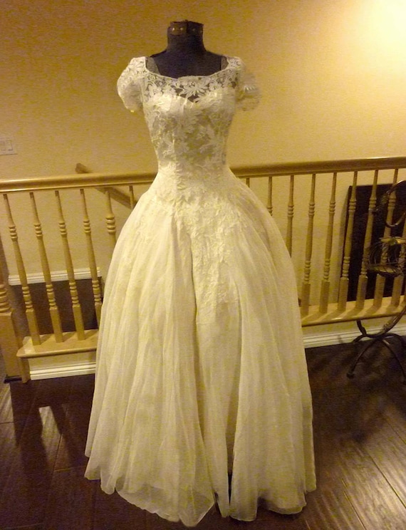 Lovely Vintage 1950's lace and Chiffon Wedding Go… - image 1