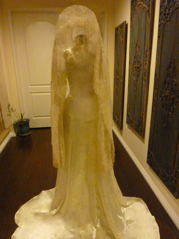 Beautiful 1930's Bias Cut Satin Wedding Gown with… - image 1