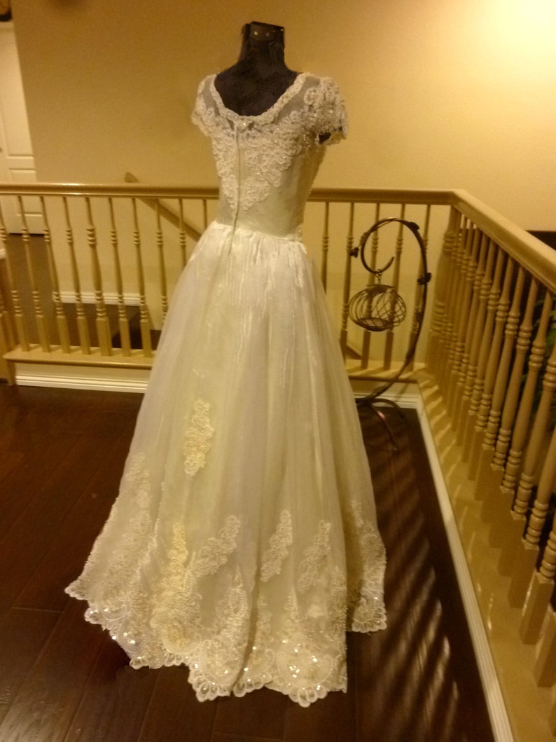 Vintage 1970/'s Princess Style Wedding ball Gown Exquisite Lace and beaded Scalloped Hem