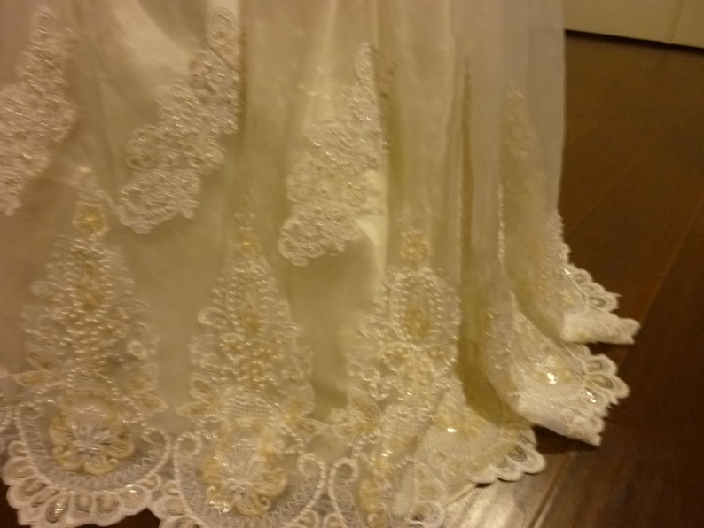 Vintage 1970/'s Princess Style Wedding ball Gown Exquisite Lace and beaded Scalloped Hem