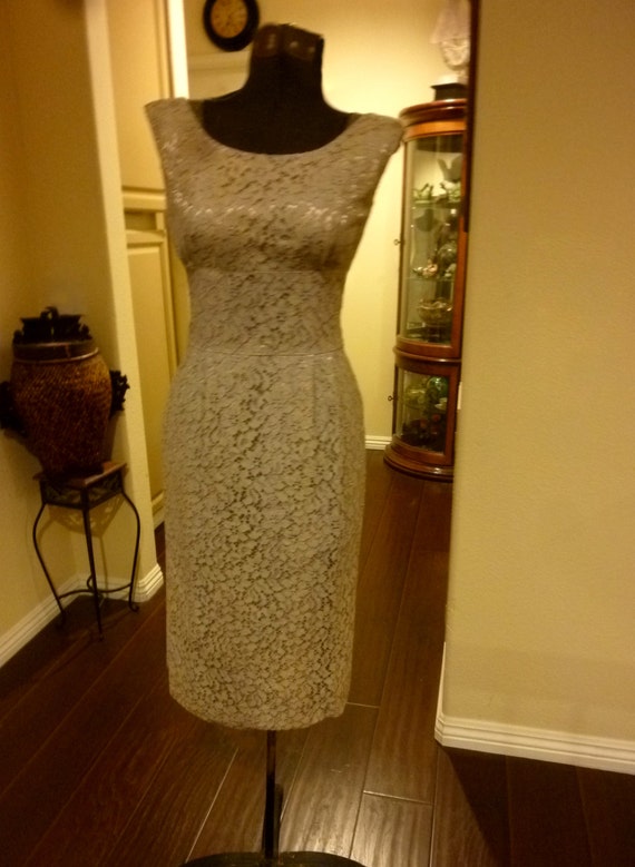 Beautiful Vintage 1950's lace Covered Illusion St… - image 2