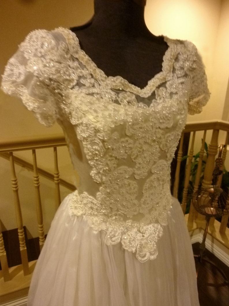 Vintage 1970/'s Princess Style Wedding ball Gown Exquisite Lace and beaded Scalloped Hem