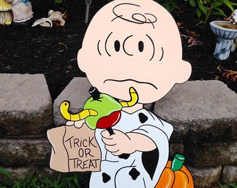 Peanuts Halloween yard art..Charlie Brown candy apple set