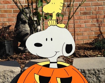 Peanuts Snoopy halloween yard art