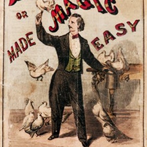 Könnte beinhalten: Ein Vintage-Plakat, das für "The Black Art or Magic Made Easy" wirbt und einen Magier in einem schwarzen Anzug und einem weißen Hemd zeigt, der eine weiße Taube hält. Das Plakat ist in roter und schwarzer Schrift auf cremefarbenem Hintergrund gedruckt. Der Text "Clinton T. DeWitt, Successor to Robert M. DeWitt, 33 Rose Street" ist unten auf dem Plakat gedruckt.
