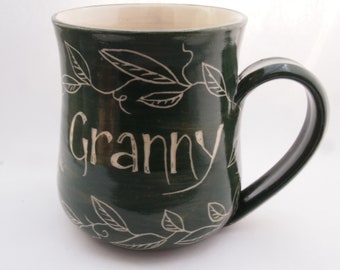Nan mug grand-mère cadeau Nan mug Grand-mère Nanna mug Fait à la main et décoré à la main tasse de café en grès vert avec feuilles et motif de vignes