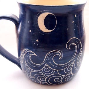 Taza de cerámica azul real hecha a mano, cielo estrellado y olas del océano.