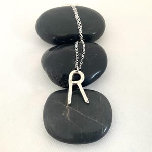 Collar con inicial R hecho a mano - Colgante de plata de ley reciclada y martillada