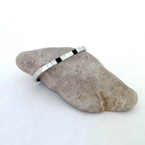 Pulsera de plata de ley cuadrada con bisagras y incrustaciones