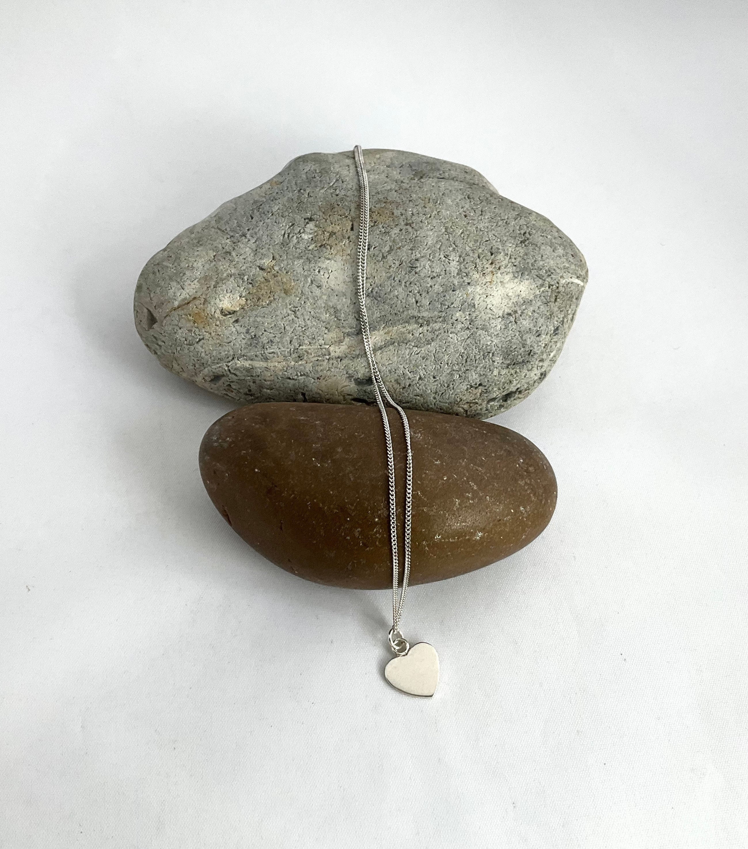 Flat silver heart necklace deals