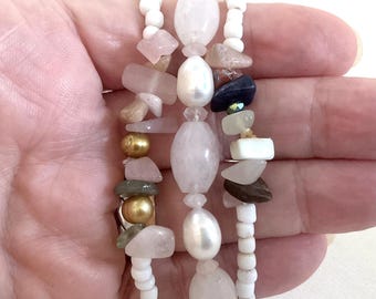 Conjunto de tres pulseras elásticas apilables con cuentas de semillas recicladas, cuarzo rosa y perlas de agua dulce.