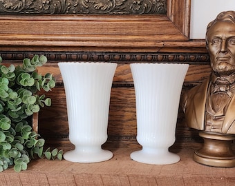 ヴィンテージ E O Brody リブ付き脚付きミルクガラスオーバル花瓶