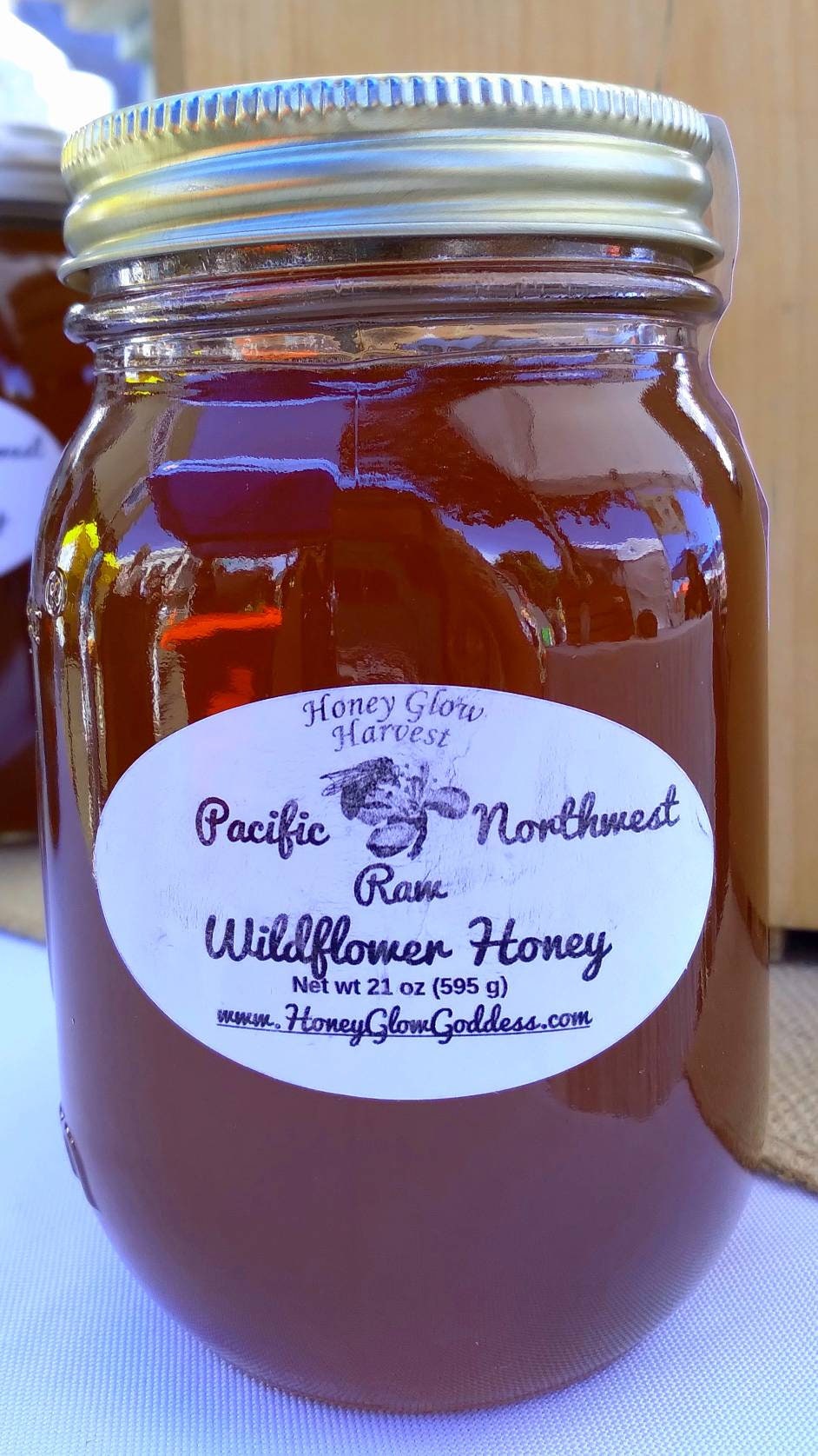 Hometown Honey, Glass Pint Jar w/Comb, 21oz. - Nuts 'n Berries