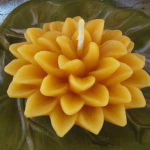 Dahlia Candle ~100% pure beeswax
