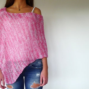 Poncho d’été rose. Haut d’été fait à la main. Vêtements de plage pour femmes. Ponchos tissés. Idées cadeaux pour elle