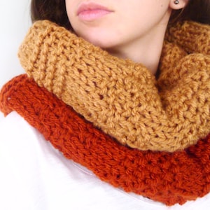 Chunky reversible cowl. Wool snood scarf. Knit loop scarf. Knitted scarf. Gift idea for woman