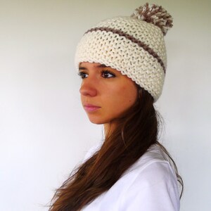 Handgefertigter beiger Hut. Mützen mit Pompon gewebt. Wollmützen zum Skifahren. Strickmützen für Damen. Geschenkideen für Sie