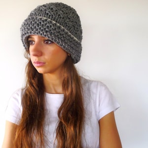 Hand knit beanie hat in grey. Chunky knit hat with brim. Grey wool hat. Women&#39;s knitted hat. Gift idea for her.