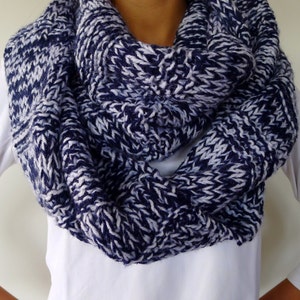 Men&#39;s infinity scarf in white and blue | Knit circle scarf | Knitted cowl scarf | Winter scarves for men