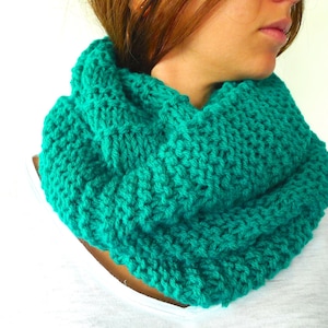 Soft merino wool cowl. Hand knit infinity scarf. Green loop scarf. Womens neck warmer. Gift idea for her // Women accessories