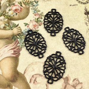 Puede incluir: Cuatro abalorios de filigrana de metal negro en forma de &oacute;valo con un dise&ntilde;o decorativo. Los abalorios tienen un bucle en la parte superior para sujetarlos a joyas u otras manualidades.