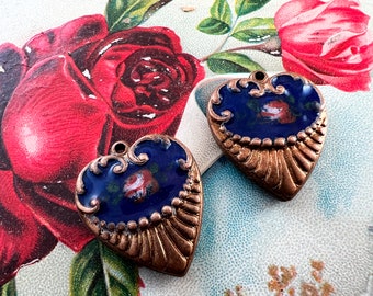 RARE pendentif coeur en émail vintage, pendentif coeur en émail floral bleu cobalt soufflé peint à la main du Japon, breloque victorienne en émail - 2 pièces