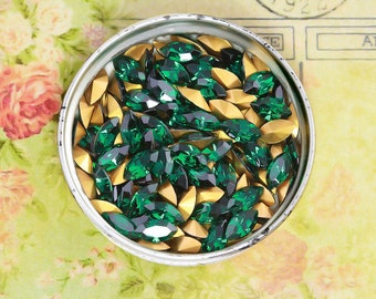 8x4mm Emerald Green Swarovski Rhinestones Navettes - Article 4200 Vintage Austrian 1st Quality TTC - 12pcs