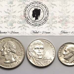 Puede incluir: Tres monedas de plata de los Estados Unidos, una de veinticinco centavos, un n&iacute;quel y una moneda de diez centavos. La moneda de veinticinco centavos presenta un perfil de George Washington, el n&iacute;quel presenta un perfil de Thomas Jefferson y la moneda de diez centavos presenta un perfil de Franklin D. Roosevelt. Las monedas est&aacute;n dispuestas en una fila de izquierda a derecha, con la moneda de veinticinco centavos a la izquierda, el n&iacute;quel en el medio y la moneda de diez centavos a la derecha.
