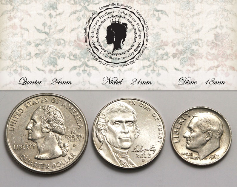 Puede incluir: Tres monedas de plata de los Estados Unidos, una de veinticinco centavos, un n&iacute;quel y una moneda de diez centavos. La moneda de veinticinco centavos presenta un perfil de George Washington, el n&iacute;quel presenta un perfil de Thomas Jefferson y la moneda de diez centavos presenta un perfil de Franklin D. Roosevelt. Las monedas est&aacute;n dispuestas en una fila de izquierda a derecha, con la moneda de veinticinco centavos a la izquierda, el n&iacute;quel en el medio y la moneda de diez centavos a la derecha.