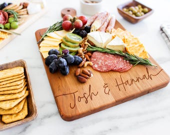 Tabla de quesos personalizada, tabla de embutidos grabada a medida, tabla de cortar hecha a mano con monogramas y nombres de pareja grabados para aniversario