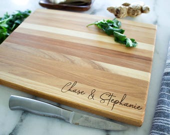 Tabla de cortar personalizada con los nombres de la pareja. Tabla de cortar grabada a medida para regalo de compromiso, regalo de Navidad o para recién casados.