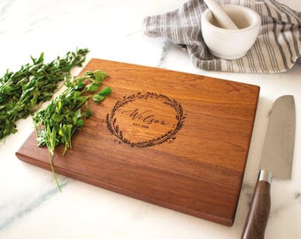 Tabla de cortar personalizada para bodas, regalo de boda o aniversario grabado a medida con apellido y fecha de fundación.