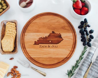 Tabla de cortar personalizada, bandeja de charcutería con grabado personalizado para Navidad, tabla de cortar redonda de madera hecha a mano / regalo para un nuevo hogar