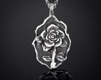 Collar de rosa de plata esterlina hecho a mano con colgante de marco de espinas