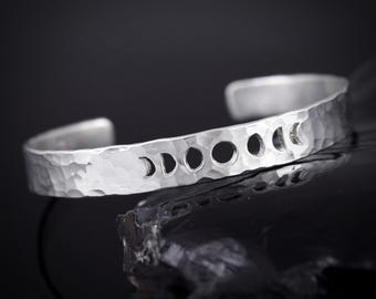 Pulsera de plata de ley con fases lunares hecha a mano