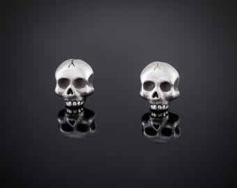Orecchini a bottone con mini teschio fatti a mano, argento sterling