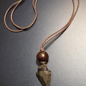 Punta de flecha y hueso imagen 3