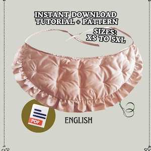 Può includere: Un cuscino in tessuto rosa con volant e un design trapuntato. Il cuscino è legato con un nastro e ha il testo "INSTANT DOWNLOAD TUTORIAL + PATTERN SIZES: XS TO 5XL" e "ENGLISH" stampato su di esso. L'immagine include anche un'icona PDF.