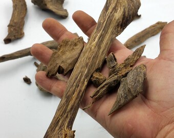 High Quality OLD WILD FOREST Agarwood malino malinau Kalimantan 247,09 grams .优质老野生森林沉香木马利诺马利诺加里曼丹247,09克