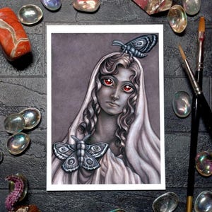 Lady Moth Ghost Strange Painting, stampa artistica oscura Surrealismo, poster occulto, illustrazione spettrale fantasy regalo gotico, ritratto di donna pop horror