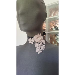 Choker flowers