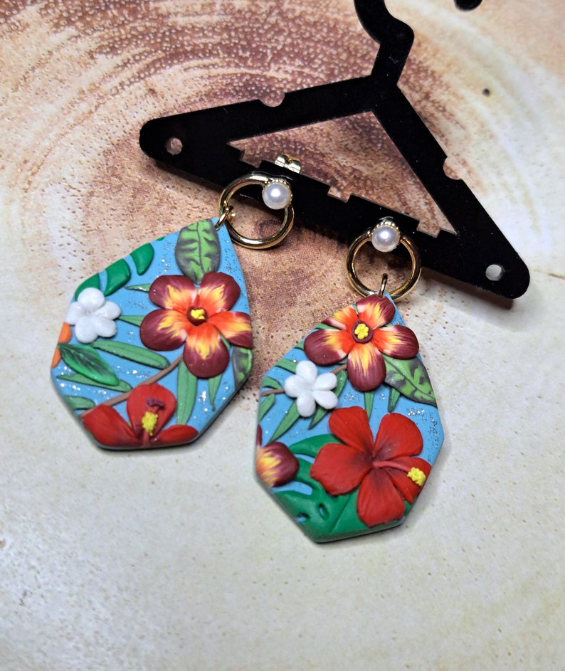 Pendientes de arcilla polimérica, pendientes de flores de hibisco, pendientes hechos a mano en 3D, pendientes de monstera, pendientes de flores, pendientes colgantes imagen 5