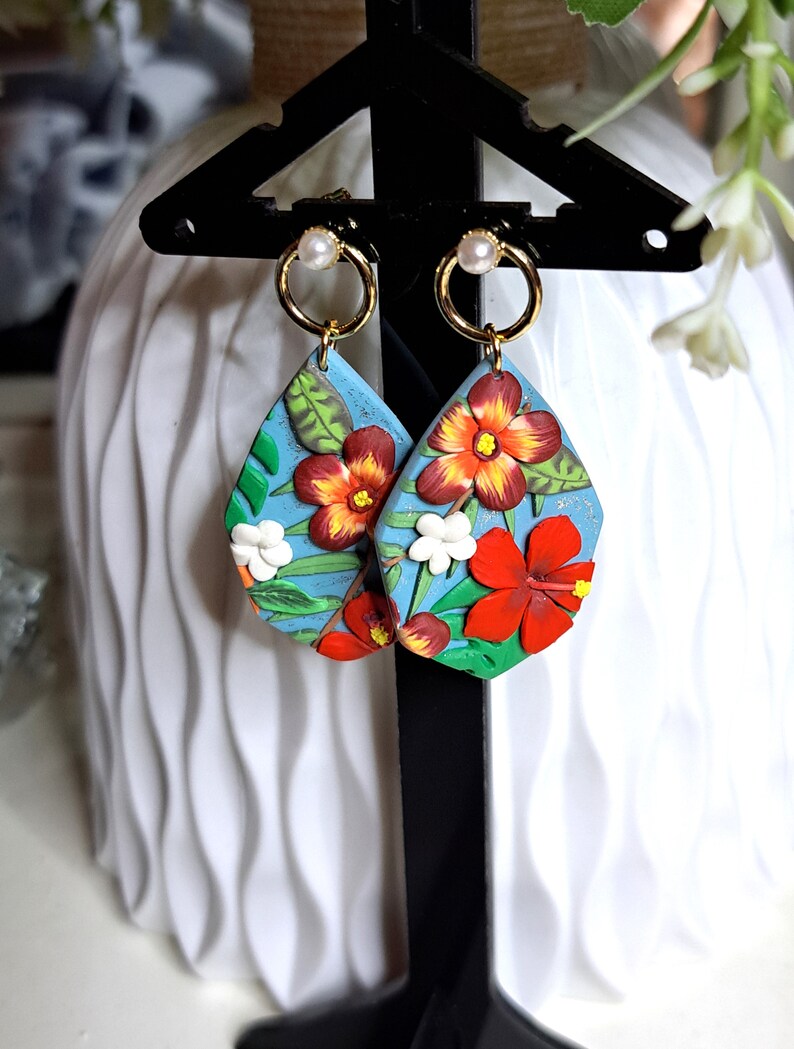 Pendientes de arcilla polimérica, pendientes de flores de hibisco, pendientes hechos a mano en 3D, pendientes de monstera, pendientes de flores, pendientes colgantes imagen 2